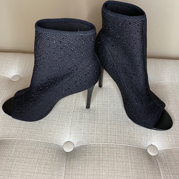 STEVE MADDEN STONE HEEL BOOTIE - Picture 2 of 10